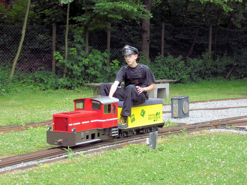 SWEG-Diesellok 22-03 (Spur 7) der DBF Friedrichsruhe. DBF Friedrichsruhe Juli 2002.