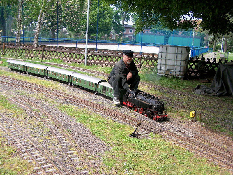 64 165 vor Personenzug (Spur 5) von R. Braun, DBC Rhein-Main Gustavsburg 01. Mai 2009.