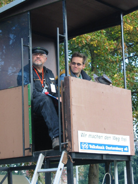 Jakob Helf und Markus Beck im Stellwerk sichern die Fahrstrassen, DBC Rhein-Main.