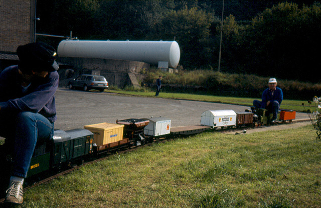 Güterzug mit Schiebelok (Spur 5).