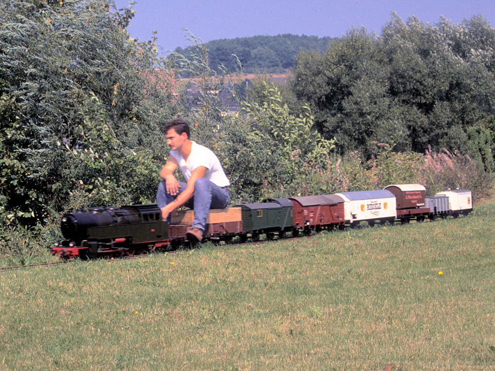 Güterzug mit HBE-Lok ( 5 Zoll Spur)