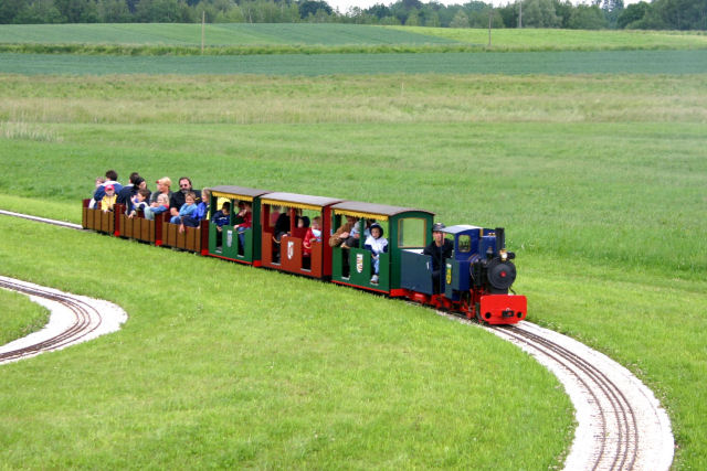 Personenzug beim Kürnbacher Dampffest Juni 2006.