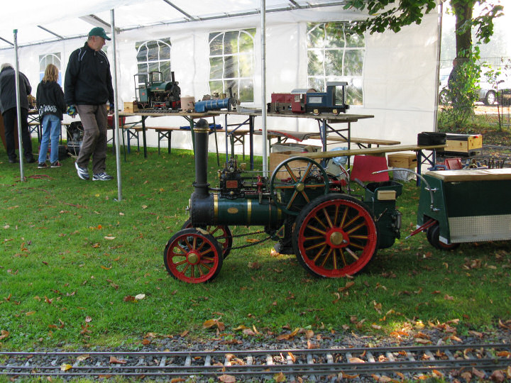 Fowler Dampftraktor 1:4 von J. Helf vor dem Ausstellungszelt.