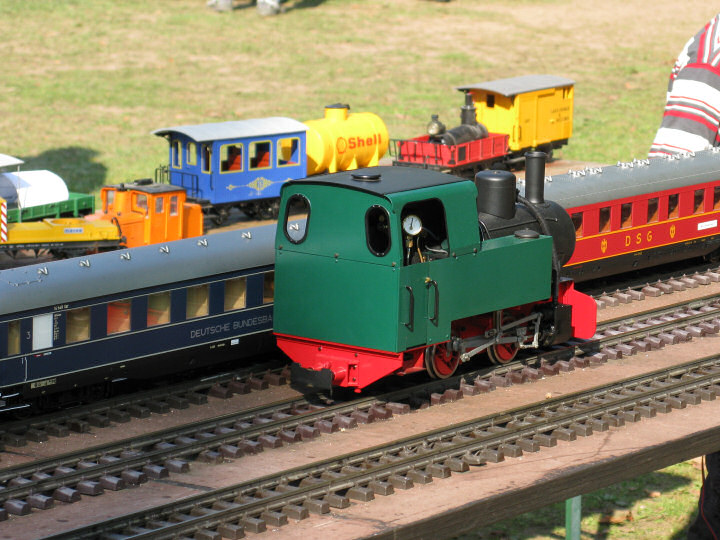 Feldbahndampflok M1:13 neben Personenzug Baugrösse I (Spur 45mm), von G. Karl.