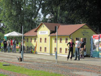 Das Bahnhofsgebäude.