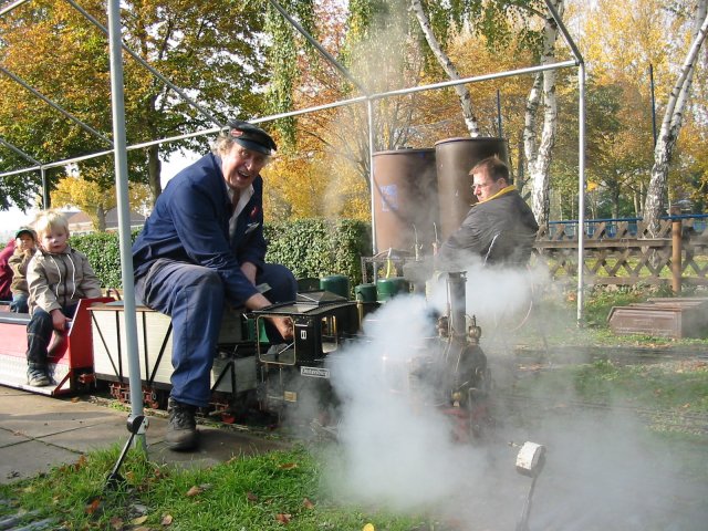 Lokführer David Payne behält den Durchblick beim Abdampfen, Gustavsburg 30. Oktober 2005