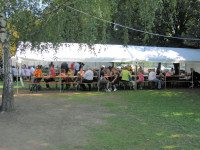 Teilnehmer und Gäste des Treffens essen, trinken und schwätzen im Schatten des Zelts, Gustavsburg 24.09.2011.