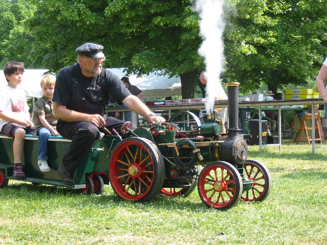 Jakob Helf bei der Probefahrt der Fowler traction engine 1:4 DBC Rhein-Main Gustavsburg 29.04.2007.