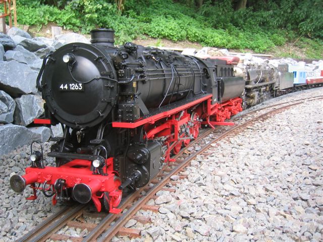 44 1263 üK mit Borsig Leichtbau Versuchswannentender (Spur 5) von Peter Voegtlin.