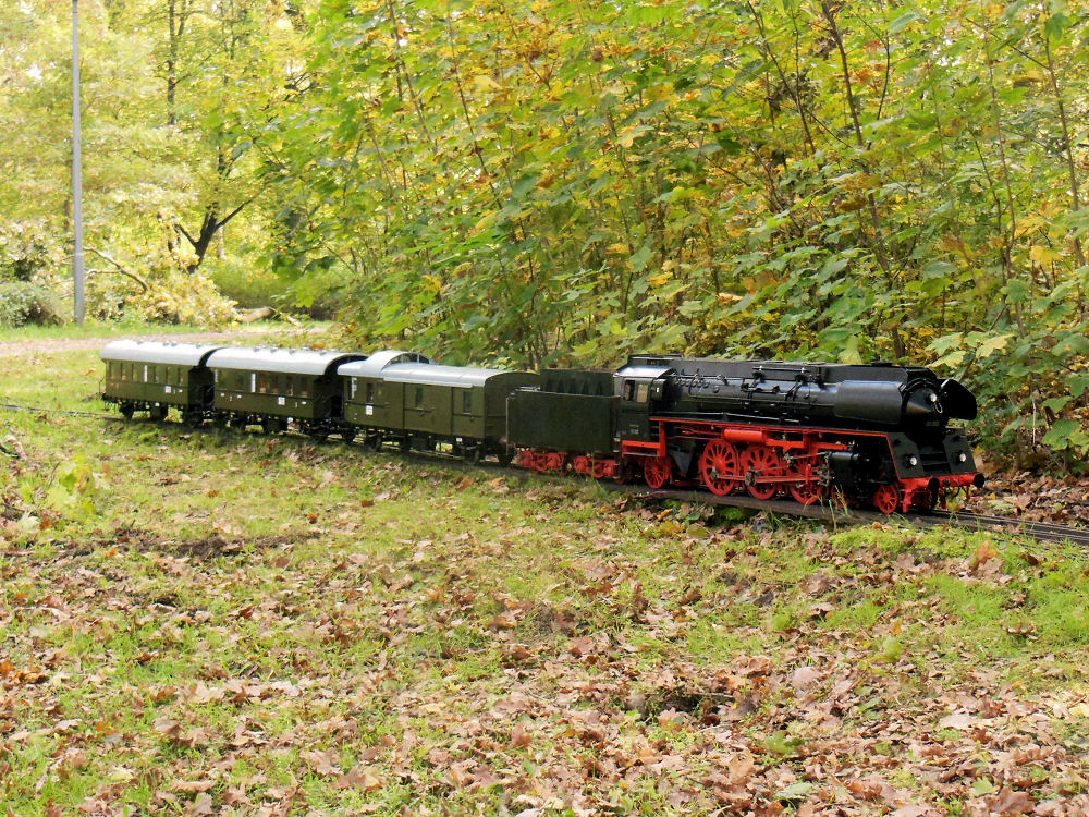 01 512 mit Personenzug (Spur 5) von A. Schulz, Berlin. Foto Karsten Schulz, Berlin-Spandau, Oktober 2017.
