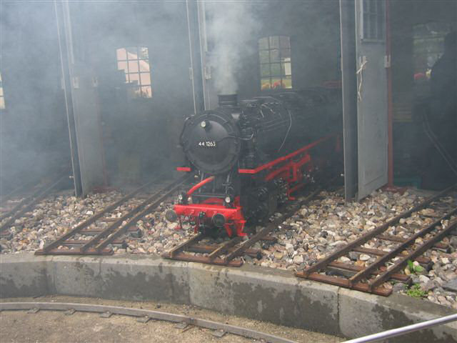 Die 44 1263 üK (Spur 5) von Peter Voegtlin im Rundschuppen Schackendorf.