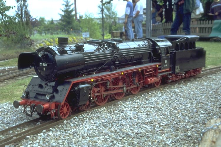 Lok 01 108 auf 184mm Spur