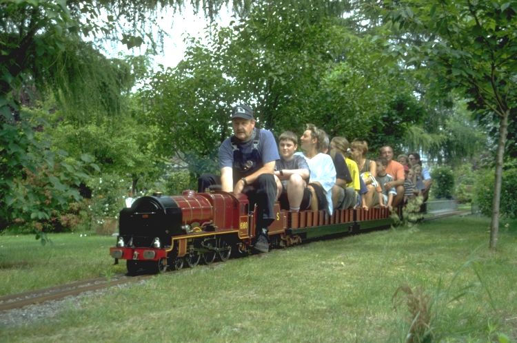 LMS 6160 vor Zug auf der Strecke