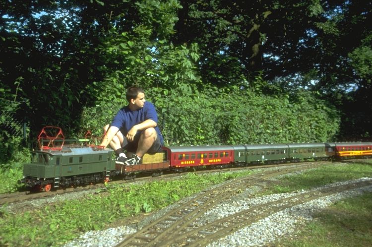 E04 25 vor einem Zug mit DR-Wagen auf 127mm Spur