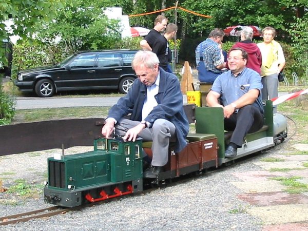 Hermann Garei&szlig;en mit seiner HF 130 C Feldbahndiesellok und Ernst Pittenauer als Fahrgast