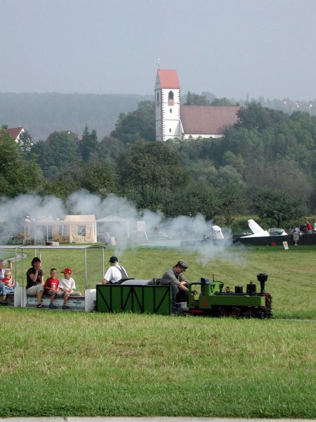 Ein Zug auf dem weitl&auml;ufigen Gel&auml;nde der Anlage