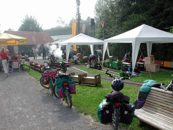 An der Schiebeb&uuml;hne waren die Fahrzeuge der Gastfahrer abgestellt