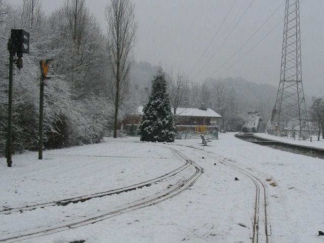 Bahnhofsausfahrt bei den Dampfbahnern Plochingen, Gleise geräumt, trübes Wetter und Schneefall.