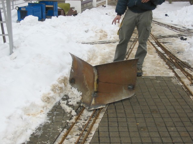 Der kurzfristig gebaute Schneepflug wird abgestellt