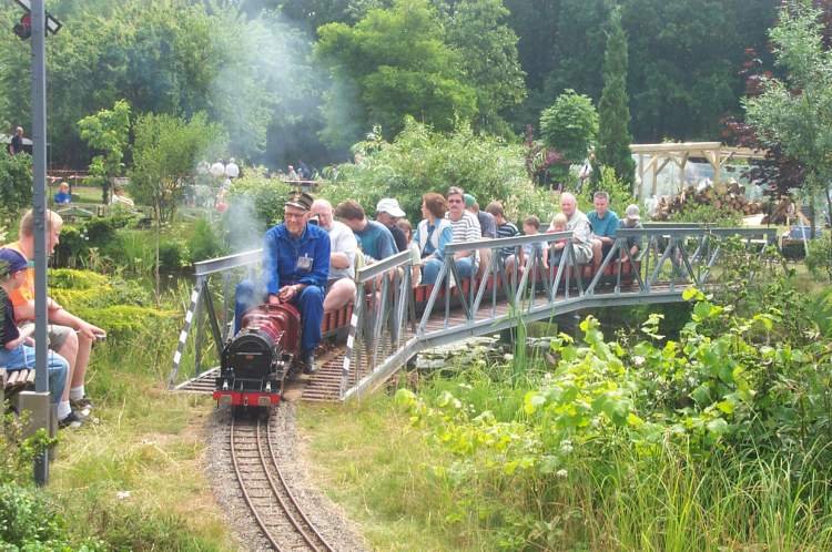 LMS 6160 mit Zug auf der Br&uuml;cke
